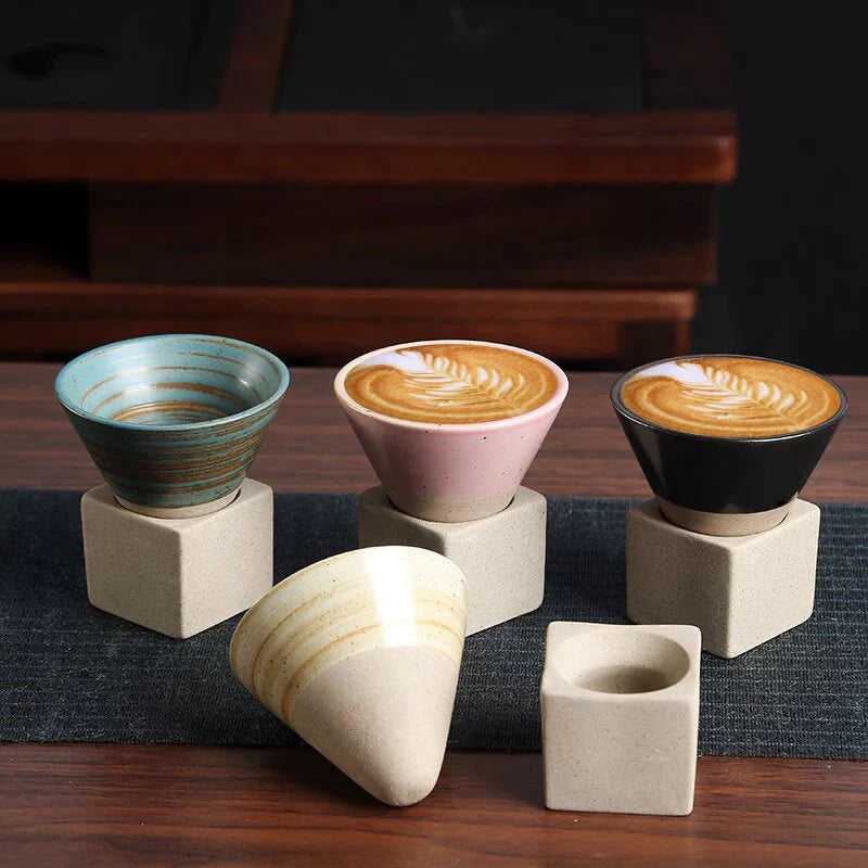 Artistieke kegelvormige koffiemok met uniek ontwerp | BrewCraft